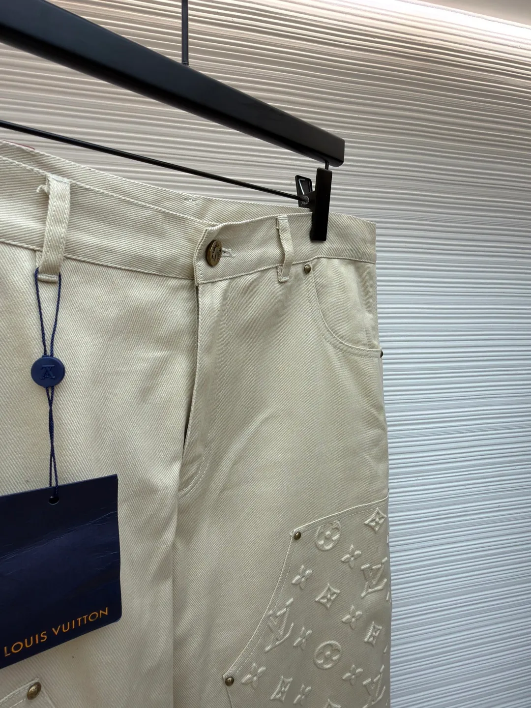 LOUIS VUITTON embossed denim trousers ●Original version: Purchased and developed by 17576 ●Item number: 1681329-B70 ●Material: denim fabric ●Technology: embossed embossed production ●Color: Khaki ●Type: fitted version ●Weight: about 840 grams ●Size: S-M-L-XL ●Description: Leg zipper slit design Clear traces of engraved logo Every detail strictly follows the original version The overall washing process uses heavy fermentation to wash and stir-fry the colors. Each pattern is filled with silicone to prevent dents. It is made by spraying and splicing. The thighs are decorated with Monogram pockets. 1V jacquard details are aligned. The embossed embossing pattern is clear. The pockets are made of fine workmanship. Straight lines. A total of 15 1V engraved buttons throughout the body. Customized brand logo patch logo on the inside. Embellished with hidden zipper fly. YB hardware molded custom buttons Customized new logo leather on the back and a full set of accessories. The overall wiring is straight and delicate, the fabric is comfortable and soft, and the color is consistent without color difference. It can be matched with the same style to create a fashionable look and control various occasions. Customized accessories, complete with three standards, same style for men and women!